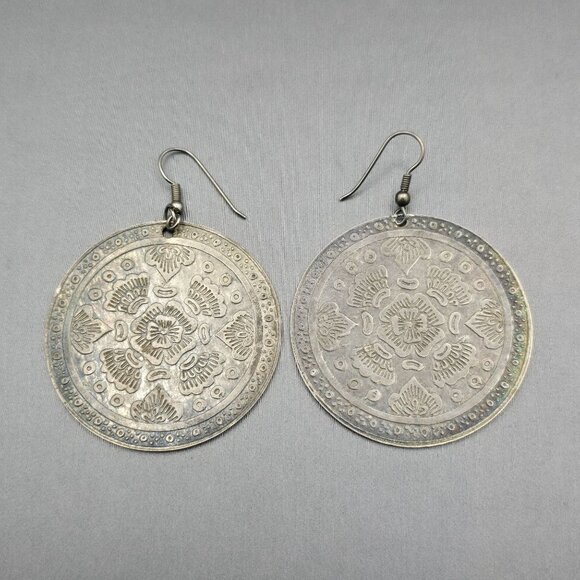 VTG Bohemian Round Drop Earrings 2.5" Silver Tone Etched Floral Mandala Design - Picture 7 of 7